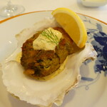 シェ カワセ - プリップリの大きな岩牡蠣、コクがあってお口の中はソースと絡み合って旨味が益々拡がっていきます。飲み込むのがもったいない