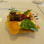 シェ カワセ - 今年の夏もカワセさんで鱧をいただく事が出来ました。調理中もピクピクと動いていたというほど新鮮な鱧です。スモーキーなカラスミは流石カワセご自慢のお味、パンと共に頂きました。