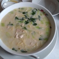 香港園 - 白湯鶏煮込みそば。シチューにも見える濃さ。個人的には塩梅が薄かったので豆板醤や胡椒をかなり使いました。 香港園 - 白湯鶏煮込みそば。シチューにも見える濃さ。個人的には塩梅が薄かったので豆板醤や胡椒をかなり使いました。