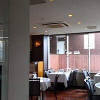 香港園 - 1階の個人客用フロアです。席の間隔はしっかりあり明るく落ち着いて食事ができる雰囲気です。 香港園 - 1階の個人客用フロアです。席の間隔はしっかりあり明るく落ち着いて食事ができる雰囲気です。