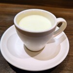 創作イタリアン Gemelli - お店からのアミューズ  エンドウ豆の冷製ポタージュ