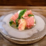 創作イタリアン Gemelli - 冷製 桃とバジルのカッペリーニ 生ハムの乗せ お皿もひんやり