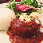 loger cafe - ランチのハンバーグ
マスカルポーネのソースが載ってます。ワンプレートなカフェご飯ですが、ハンバーグおいしい。この他にスープとドリンクが付いて¥850。