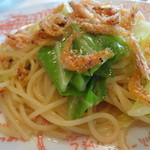 KIHACHI ITALIAN - 2013  サクッと揚げた桜海老をのせた春キャベツとアンチョビのペペロンチーノスパゲッティ　