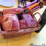 Sara - ランチコースのパン（お代わり自由）