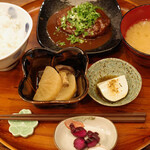 おいしい地酒とおふくろ料理 いはら屋 - 煮込みハンバーグ