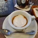 ヴィーテ - エスプレッソにミルク泡をいれたところ