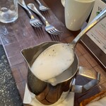 ヴィーテ - 熱いミルクの泡をスプーンですくって。