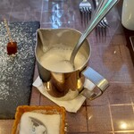 ヴィーテ - アワアワの熱いミルクは、エスプレッソに入れます。　2022.7