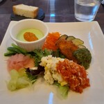 ヴィーテ - 琵琶湖の前菜三種(小松菜のパンナコッタとスジエビのビスク、ウロリ入りインサラータ・ルッサ、ブラックバスのインパナート サルサヴェルデ)　2022.7