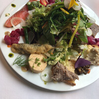 フランス料理 ル・クール - 前菜盛り合わせ(魚介のテリーヌ、稚鮎のベニエ、自家製スモークサーモン、パテドグランメール、猪のゼリー寄せ、豚肉のリエット、猪肉のリエット)