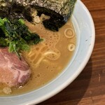 横浜家系 せいせき家 - 鶏油がたっぷりで香りがいいスープ。