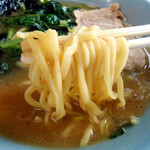 ラーメン 町田家 - 酒井製の短尺平打ち中太麺