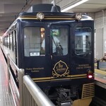 観光特急 青の交響曲 - 阿部野橋駅に到着した列車。沢山の人が撮影。