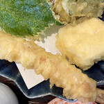 祖谷の庄 - 高野豆腐の天ぷらとこんにゃくの天ぷらが入ってました