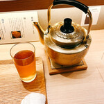 らぁ麺 むろか - あらかじめのテーブルセット
      座った後、揃います