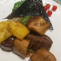 中国料理 新香港 - A5和牛の黒胡椒風味ひとくちステーキ　奥に見えるBB弾くらいのマイクロトマトに感動！小さいのにギュッとトマトの味が詰まっていた♪