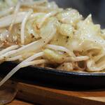 卓 - 牛ホルモン野菜鉄板その３