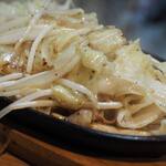 卓 - 牛ホルモン野菜鉄板その２