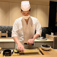 鮨 青海 北新地 - 整えられたカウンターが居心地良いお鮨屋さんです。