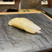 鮨 青海 北新地 - 北海道の平目昆布締め。ボリューミーです。