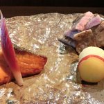 銀座 水野 - お昼の会席コース 3700円 の焼物：キングサーモンの有馬焼きとイベリコ豚の炭火焼の大根おろし添え