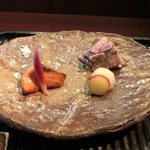お昼の会席コース 3700円 の焼物：キングサーモンの有馬焼きとイベリコ豚の炭火焼の大根おろし添え
