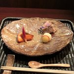 銀座 水野 - お昼の会席コース 3700円 の焼物：キングサーモンの有馬焼きとイベリコ豚の炭火焼の大根おろし添え