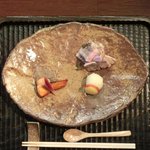 銀座 水野 - お昼の会席コース 3700円 の焼物：キングサーモンの有馬焼きとイベリコ豚の炭火焼の大根おろし添え