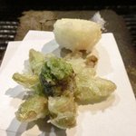 銀座 水野 - お昼の会席コース 3700円 の揚物：甘玉葱とふきのとうの天ぷら