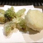 銀座 水野 - お昼の会席コース 3700円 の揚物：甘玉葱とふきのとうの天ぷら