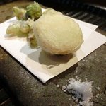 銀座 水野 - お昼の会席コース 3700円 の揚物：甘玉葱とふきのとうの天ぷら