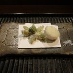 銀座 水野 - お昼の会席コース 3700円 の揚物：甘玉葱とふきのとうの天ぷら