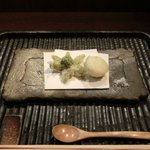 銀座 水野 - お昼の会席コース 3700円 の揚物：甘玉葱とふきのとうの天ぷら