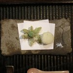 銀座 水野 - お昼の会席コース 3700円 の揚物：甘玉葱とふきのとうの天ぷら