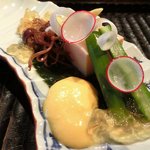 銀座 水野 - お昼の会席コース 3700円 の先附け：ホタルイカと胡麻豆腐のポン酢ジュレ掛け