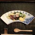 銀座 水野 - お昼の会席コース 3700円 の先附け：ホタルイカと胡麻豆腐のポン酢ジュレ掛け