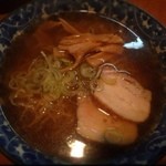 どうとん - わりと正統派な高山ラーメンです。
遅くまでやってる居酒屋でこれが食べられるのは嬉しいかも。