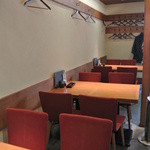 魚弥長久  - 入口付近のテーブル席