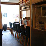 魚弥長久  - 通りに面した入口付近が一枚ガラスなので明るい