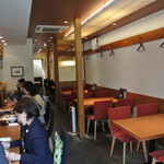 魚弥長久  - テーブル席の一番客が帰った直後。ランチ時ほぼ満員状態。