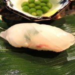 銀座 水野 - お昼の会席コース 3700円 の八寸：笹の葉包き鯛のお寿司