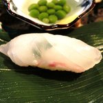 銀座 水野 - お昼の会席コース 3700円 の八寸：笹の葉包き鯛のお寿司