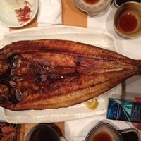 海乃四季 - 羅臼のホッケ。手前の煙草と大きさを比べてみて下さい。札幌の方々も驚く大きさでした。
