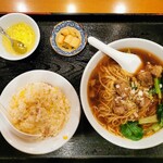 蓮香園 - 豚バラ肉麺と半チャーハンセット