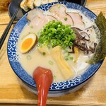 博多ラーメン 鶴亀堂 - 博多豚骨ラーメン全部のせ③