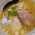 天雷軒 - レギュラーメニュー入りした 山椒塩鶏そば(800円)念願です…来る回数増えるな…山椒強めなので好みは出るはず。でもクセになる。トッピングに青のり絶対合うやつ！隣りの「こってり」ボタンも気になる