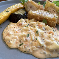 PASTA HOUSE AWkitchen FARM 多摩センター店 - メインの肉料理【菜彩鶏むね肉の柔らかチキンカツ~こだわり卵のタルタルソース~】
                こだわりの卵で作る黄色いタルタルソースは黄身が濃く、マスタード入り。タルタルがたっぷりで嬉しい！