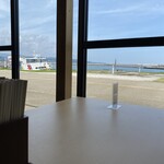 ひみ岸壁市場 - 海を眺めながらお食事ができます