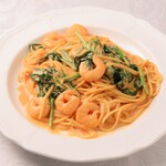 Tomato cream spaghetti with shrimp and spinach